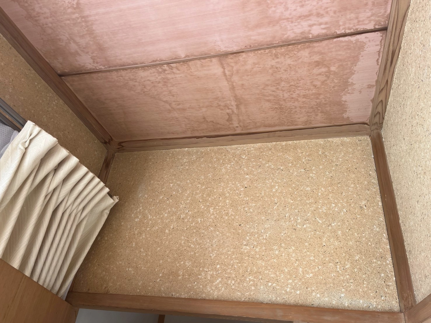 室内天井の雨染みの確認